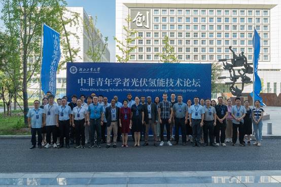 一群人站在建筑前AI 生成的内容可能不正确。